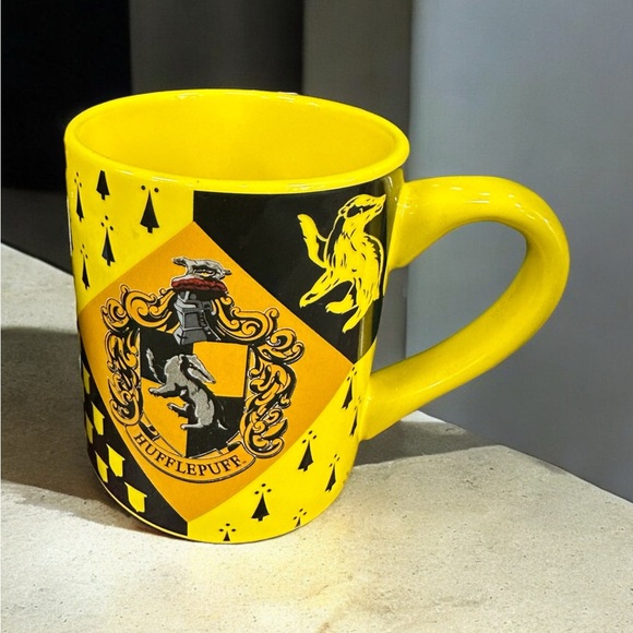 Silver Buffalo Harry Potter Hufflepuff Crest Ceramic Coffee Cup Mug 14oz Yellow - Picture 1 of 8